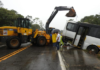 Ônibus envolvido em grave acidente é retirado da rodovia SP-055 com apoio de máquinas da Prefeitura de São Sebastião