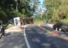 Carreta de transbordo de lixo tomba na serrinha da Enseada