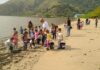 Crianças da Creche Débora Tavares Bahia participam de ação socioambiental na Praia da Enseada