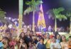 Alunos da Ilha do Montão de Trigo assistem a chegada do Papai Noel na Rua da Praia