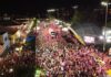 Com dois trios elétricos, tradicional Bloco dos Sujos arrasta uma multidão de foliões à Rua da Praia