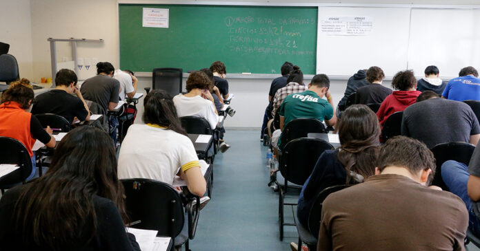 Reg. 397-18 Candidatos concentrados fazendo a prova da primeira