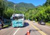 Caminhão baú tomba na curva e bate de frente com ônibus na Rodovia Manoel Hyppólito do Rego (SP-55) em trecho da Costa Sul de São Sebastião