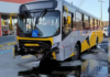 Carro invade contramão e colide frontalmente com ônibus durante perseguição policial