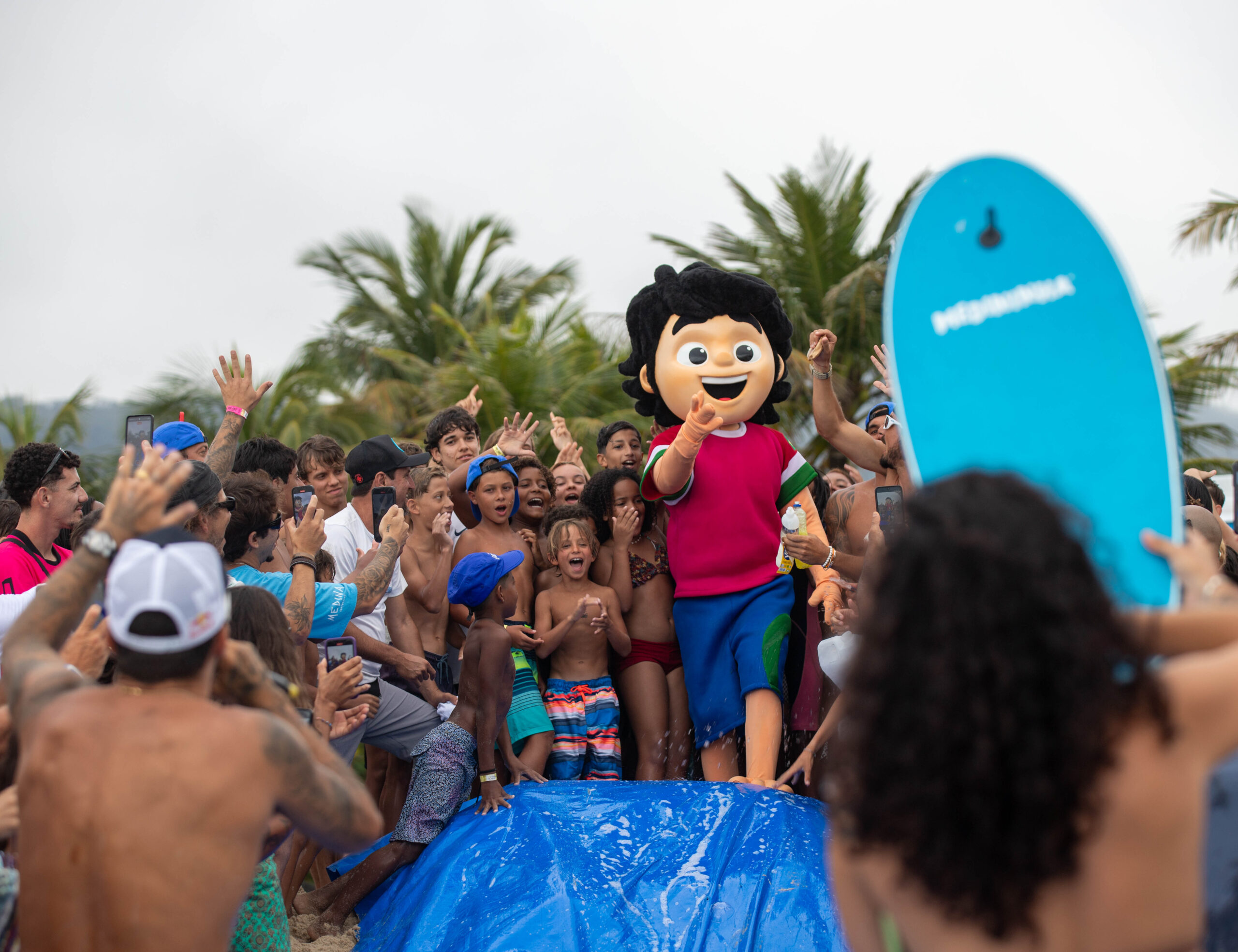 Medininha Surf Day reúne crianças em Maresias e celebra o esporte na cidade