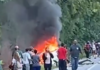 Carro pega fogo após colisão com ônibusna SP-55, em Cmabury
