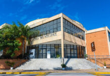 Mês de aniversário da cidade tem música, humor e clássico infantil no Teatro Municipal de São Sebastião