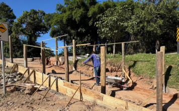 Prefeitura inicia obra de melhorias em passarela da Vila Sahy com instalação de novo guarda-corpo