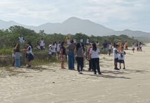 Ação conjunta promove limpeza e conscientização ambiental na praia de Boraceia em São Sebastião