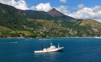 Ilhabela recebe navio internacional de proteção marinha com visitas para alunos da rede municipal
