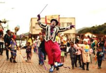 Circuito SP e Fundass levam espetáculo itinerante Bandaréu à Praça Por do Sol de Boiçucanga