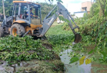 Prefeitura de São Sebastião realiza limpeza e desobstrução de córrego em alameda de Boraceia