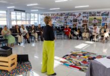 Secretária de Educação participa de formação regional do LEEI e homenageia educadora da rede