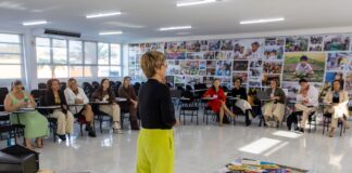 Secretária de Educação participa de formação regional do LEEI e homenageia educadora da rede