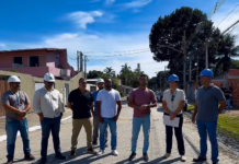 Prefeito Reinaldinho Moreira e o vereador Professor Glauber acompanham demanda histórica de esgoto no Parque Salveiro