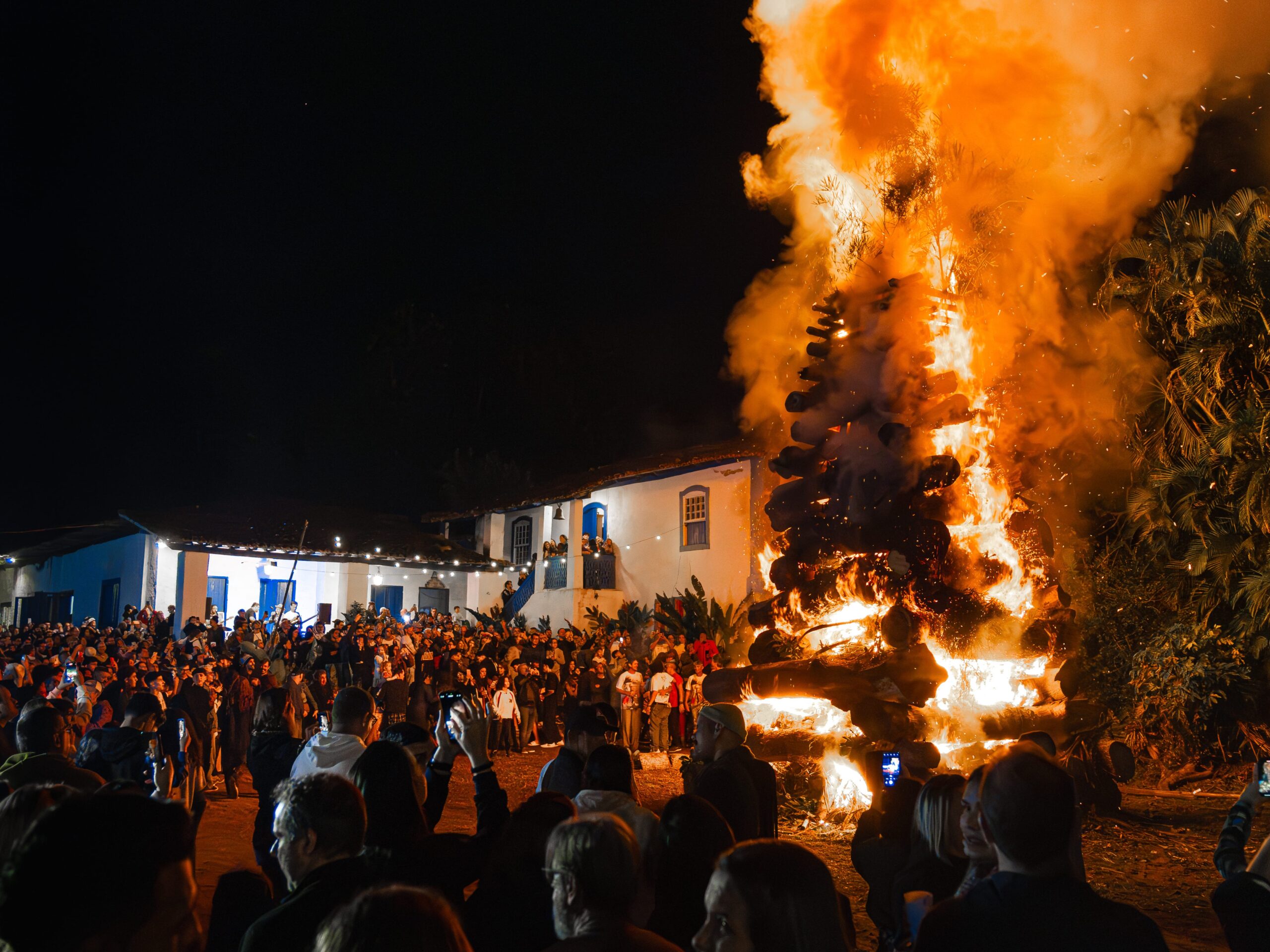 Festa de Santana reúne programação religiosa, apresentações culturais e a maior fogueira da região