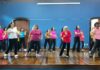 Idosos fazem apresentação de dança para celebrar início das férias de julho nas oficinas culturais