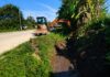 Prefeitura realiza limpeza e desobstrução de córrego em Boraceia para prevenir alagamentos na Costa Sul