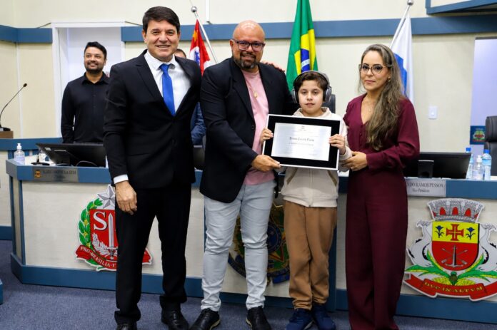 08_28 Bruno Faria recebe Título de Cidadão Caraguatatubense em Sessão Solene (2)