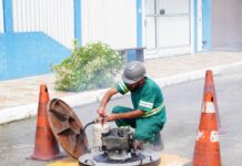 São Sebastião recebe ação da Sabesp com testes de fumaça para combater ligações irregulares de esgoto