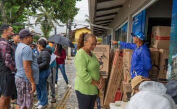 São Sebastião entrega novos kits de trabalho a ambulantes de Maresias e amplia condições de trabalho