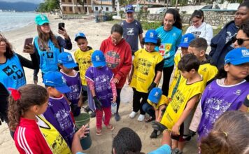 São Sebastião reúne crianças em ação que revela impactos do lixo nas praias no World Cleanup Day