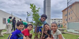 Prefeitura promove plantio de 40 mudas nativas na Costa Sul em parceria com o Instituto Verdescola