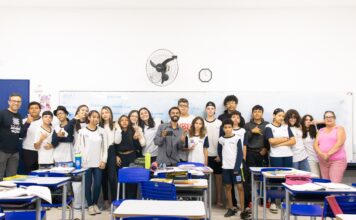 Escola municipal de São Sebastião promove aula prática com jornalista sobre fake news e deepfakes