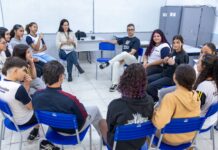 Estudantes da rede municipal de São Sebastião debatem uso consciente do celular nas escolas