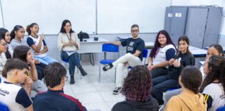 Estudantes da rede municipal de São Sebastião debatem uso consciente do celular nas escolas