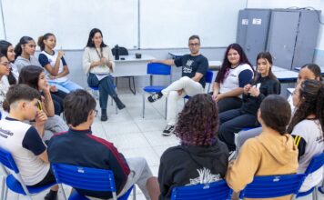 Estudantes da rede municipal de São Sebastião debatem uso consciente do celular nas escolas