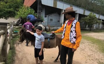 Projeto Pé na Estrada leva pessoas com autismo e familiares ao Parque Aquático Vale Encantado