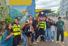 Aluna que batizou o ‘Sinalito’ recebe bicicleta em escola municipal de São Sebastião