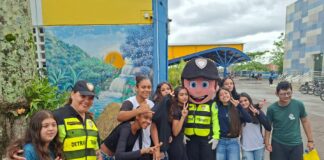 Aluna que batizou o ‘Sinalito’ recebe bicicleta em escola municipal de São Sebastião