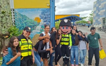 Aluna que batizou o ‘Sinalito’ recebe bicicleta em escola municipal de São Sebastião